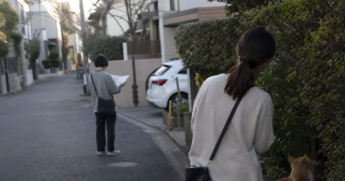 住宅地で周辺を確認する様子