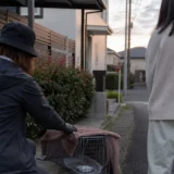 住宅地で捕獲器を準備する様子