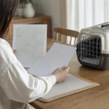 契約書を確認する飼い主