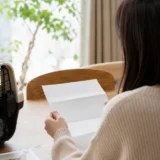 見積書を確認する飼い主